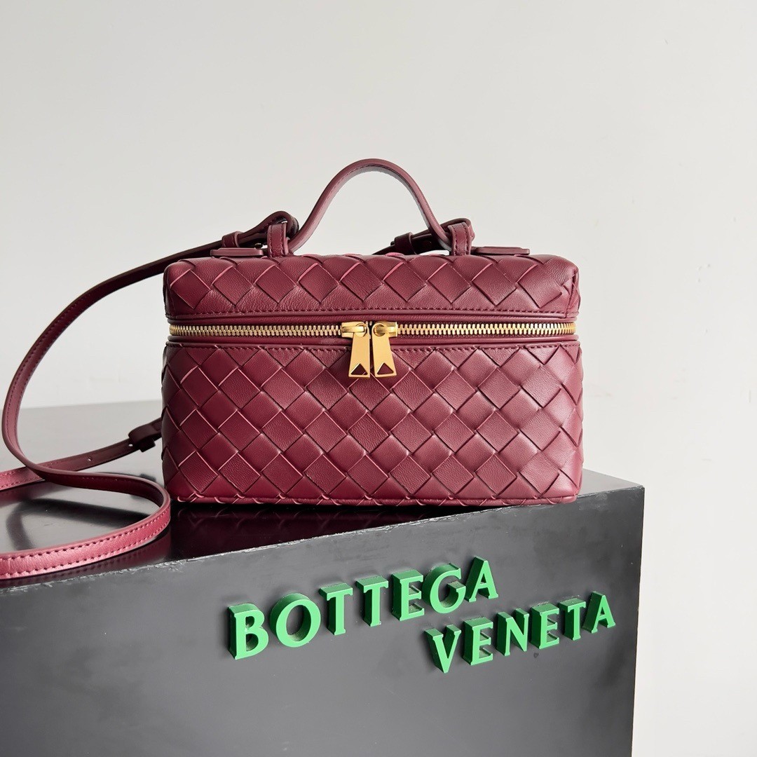 bo*te*ga Ve*ne*ta bang bang vanity case in cherry intrecciato leather