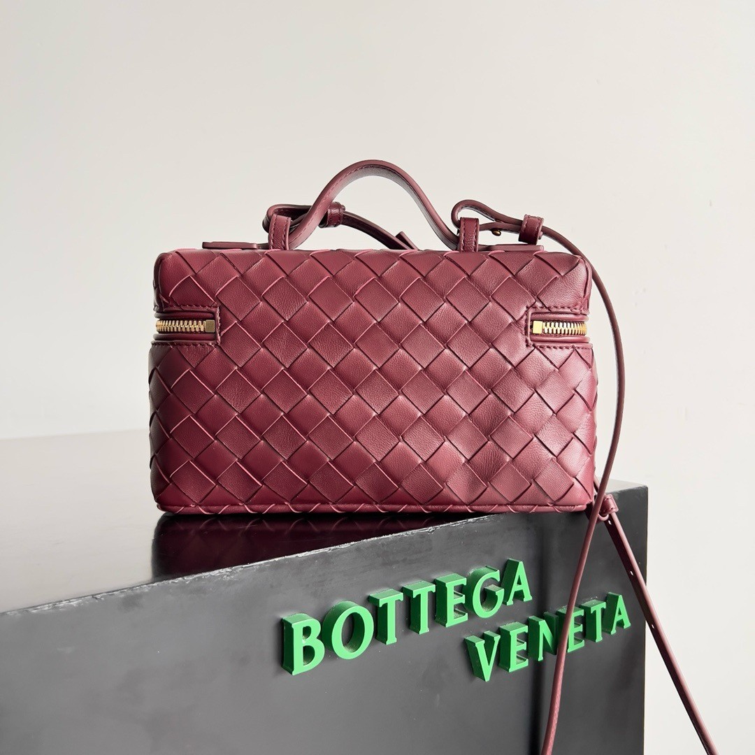 bo*te*ga Ve*ne*ta bang bang vanity case in cherry intrecciato leather