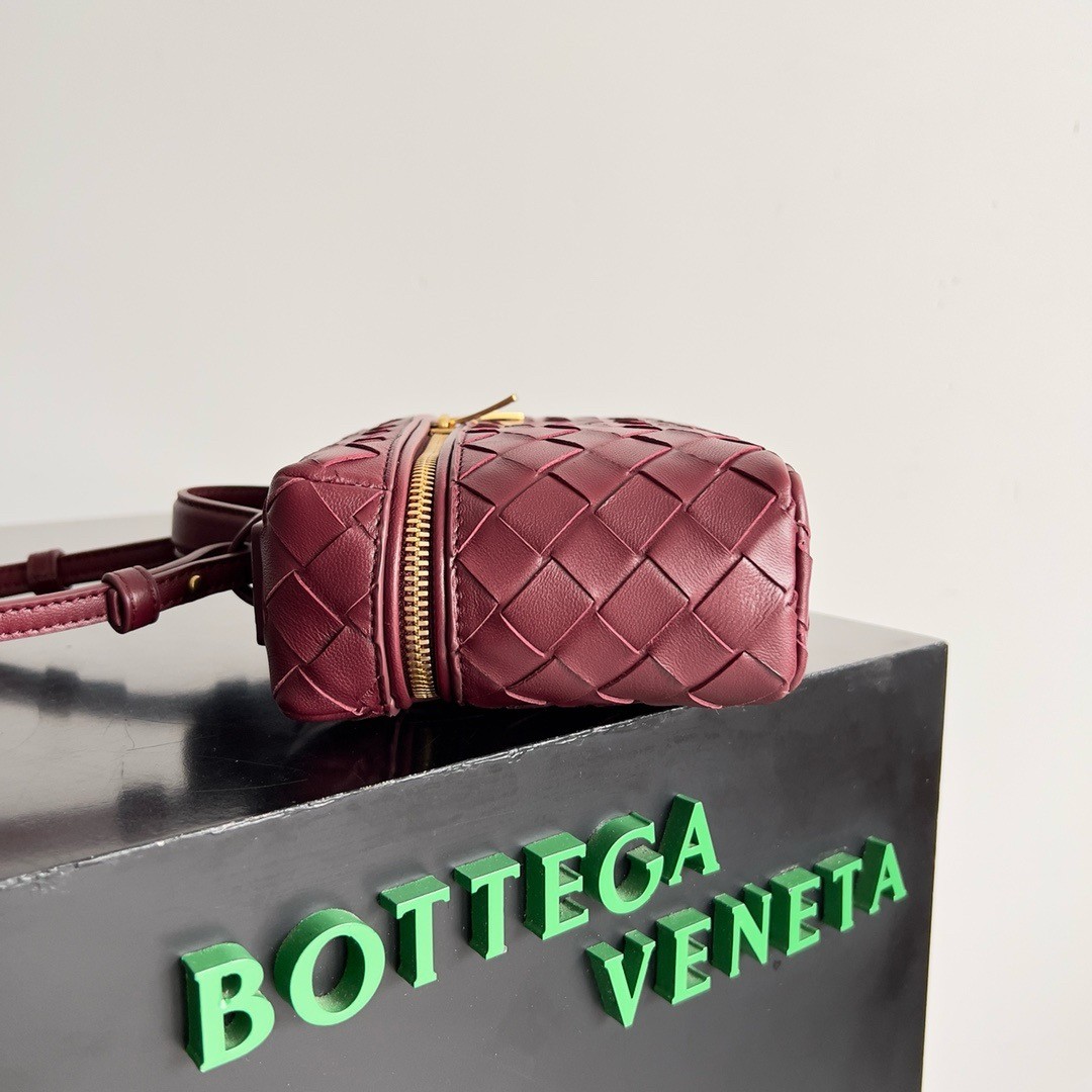 bo*te*ga Ve*ne*ta bang bang vanity case in cherry intrecciato leather
