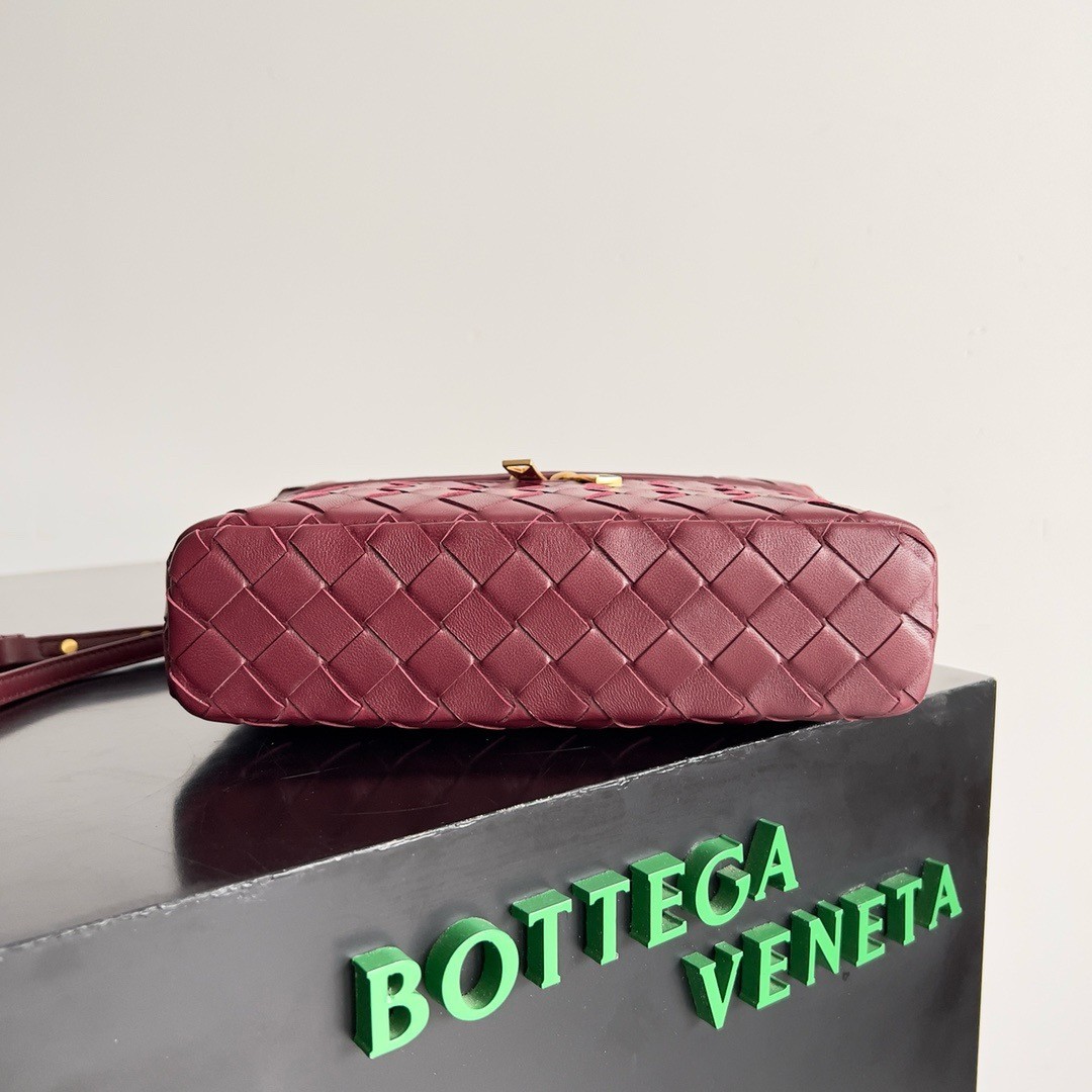 bo*te*ga Ve*ne*ta bang bang vanity case in cherry intrecciato leather