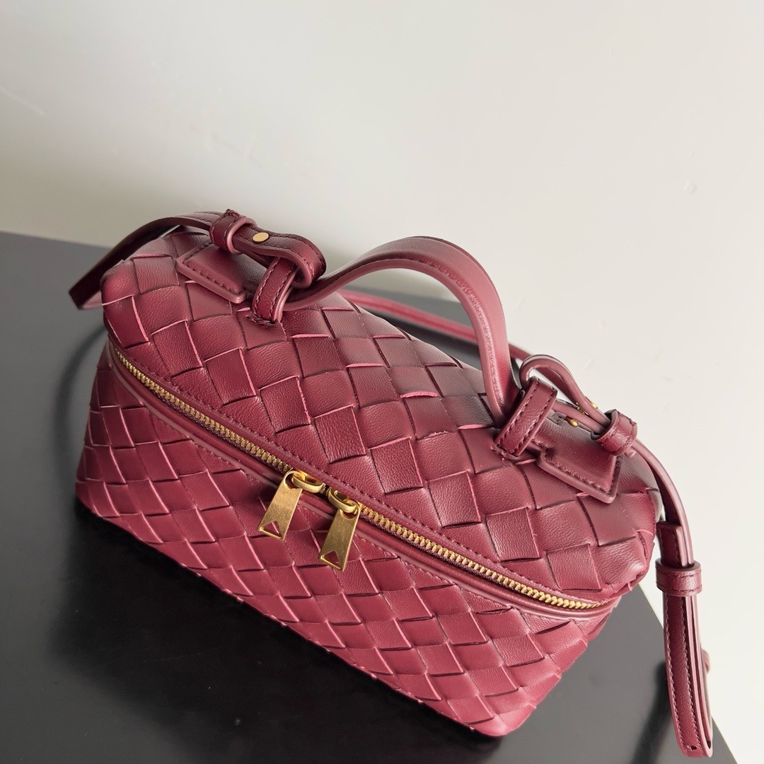 bo*te*ga Ve*ne*ta bang bang vanity case in cherry intrecciato leather