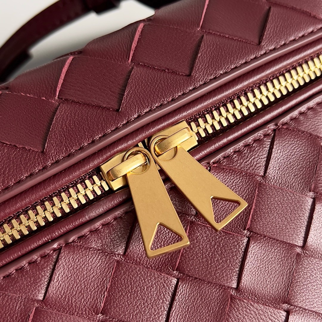 bo*te*ga Ve*ne*ta bang bang vanity case in cherry intrecciato leather