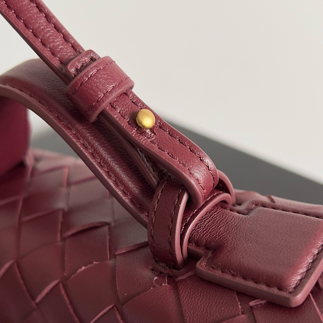 bo*te*ga Ve*ne*ta bang bang vanity case in cherry intrecciato leather
