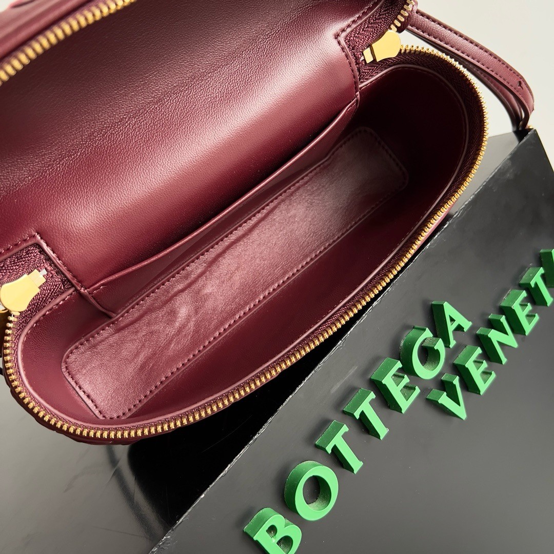 bo*te*ga Ve*ne*ta bang bang vanity case in cherry intrecciato leather