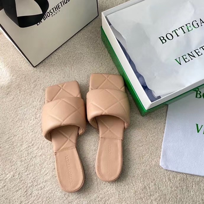 bo*te*ga Ve*ne*ta rubber lido slides in peachy lambskin