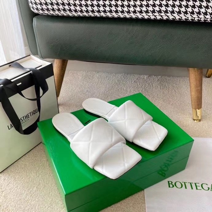 bo*te*ga Ve*ne*ta rubber lido slides in white lambskin