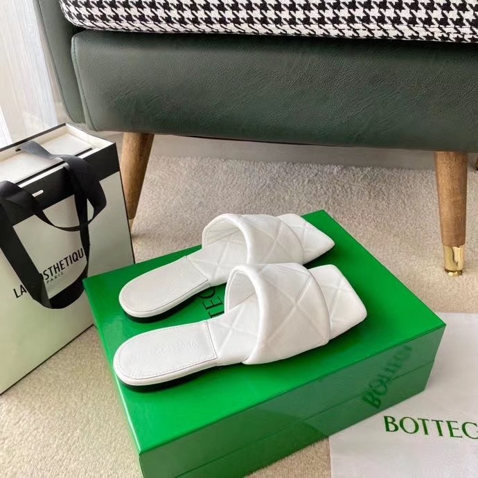 bo*te*ga Ve*ne*ta rubber lido slides in white lambskin
