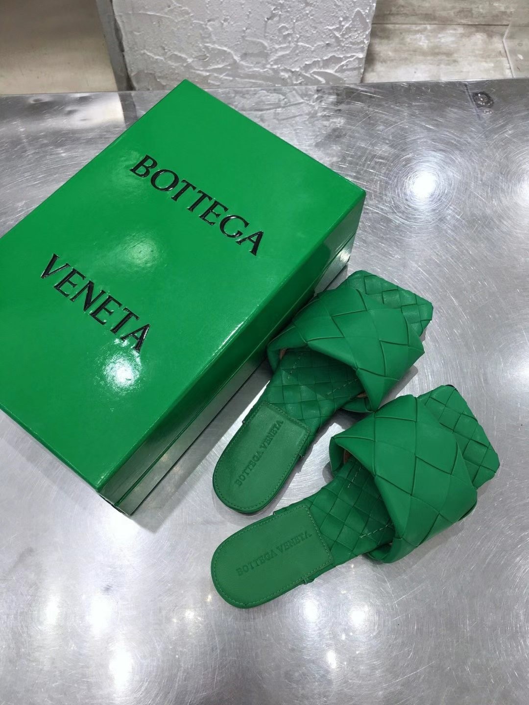 bo*te*ga Ve*ne*ta lido slides in green intreccio lambskin