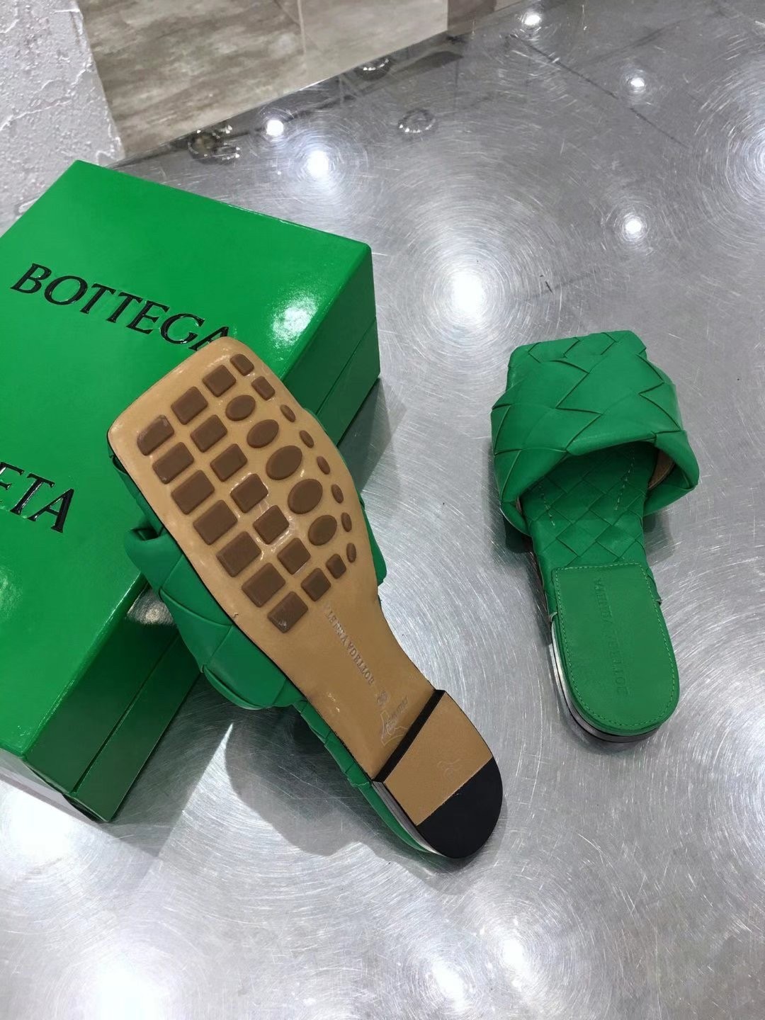 bo*te*ga Ve*ne*ta lido slides in green intreccio lambskin