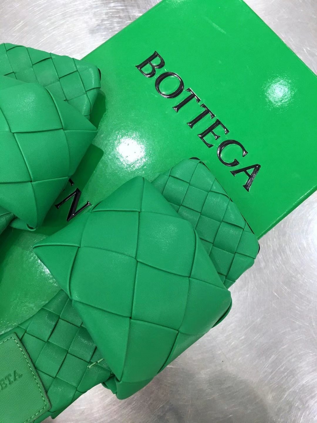 bo*te*ga Ve*ne*ta lido slides in green intreccio lambskin