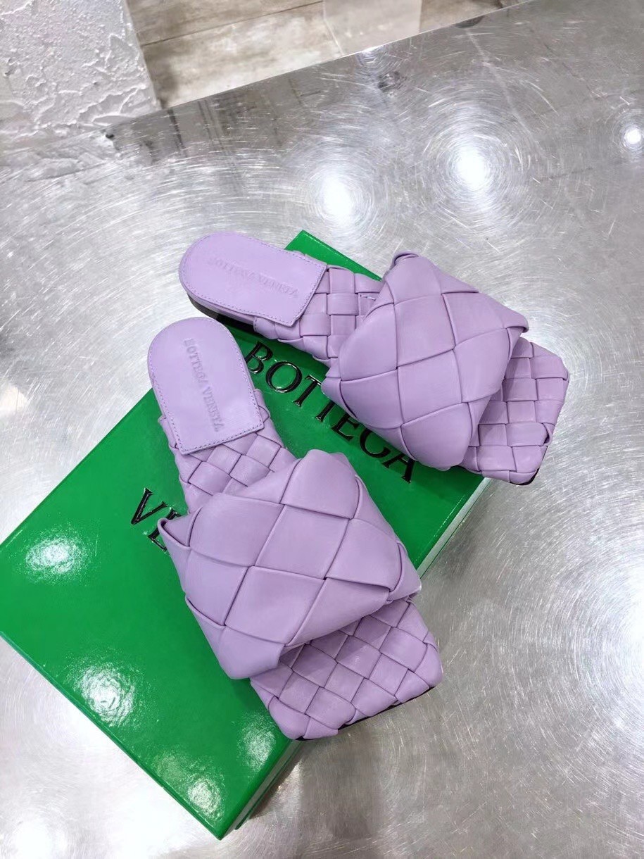 bo*te*ga Ve*ne*ta lido slides in lavender intreccio lambskin