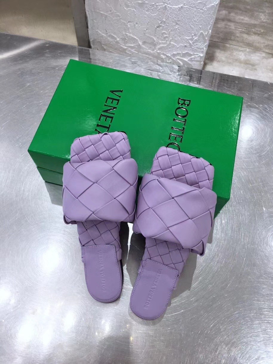 bo*te*ga Ve*ne*ta lido slides in lavender intreccio lambskin