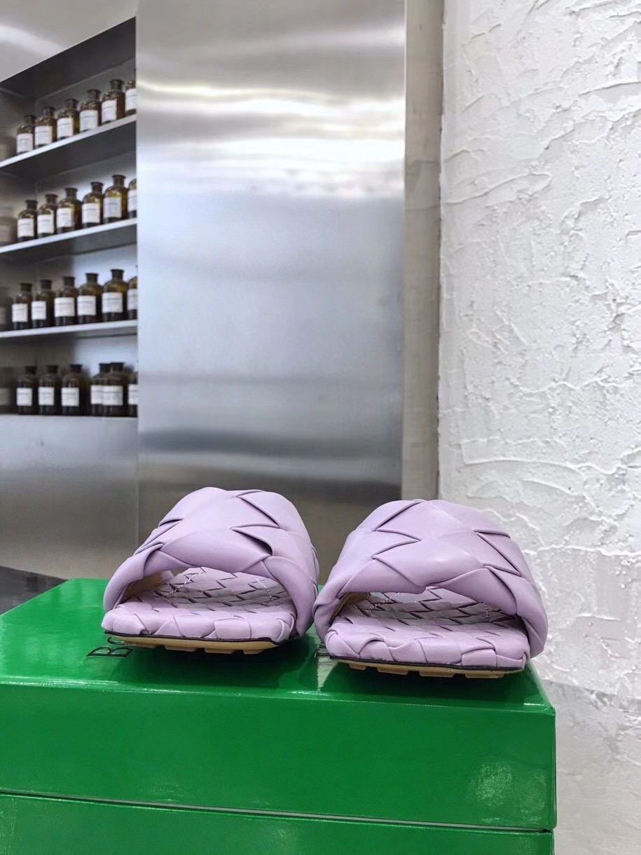 bo*te*ga Ve*ne*ta lido slides in lavender intreccio lambskin