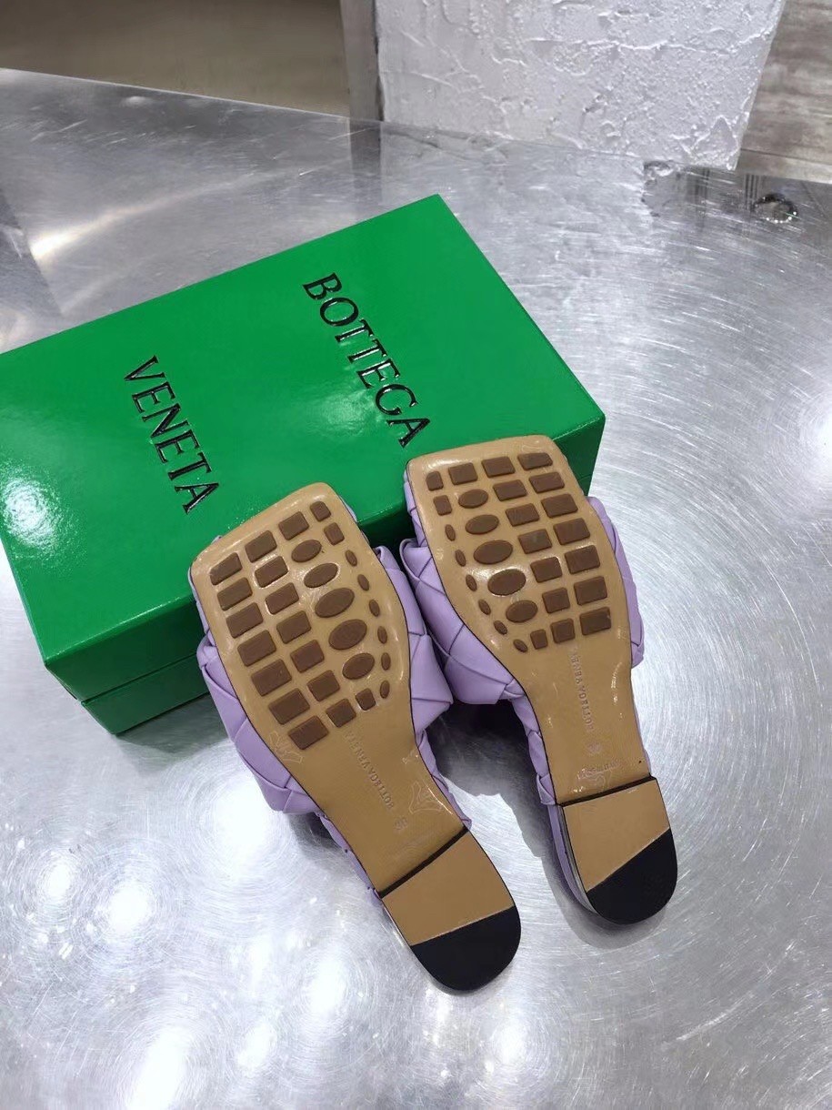 bo*te*ga Ve*ne*ta lido slides in lavender intreccio lambskin