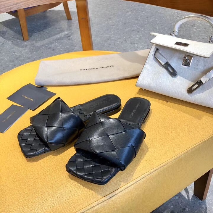bo*te*ga Ve*ne*ta lido slides in black intreccio lambskin