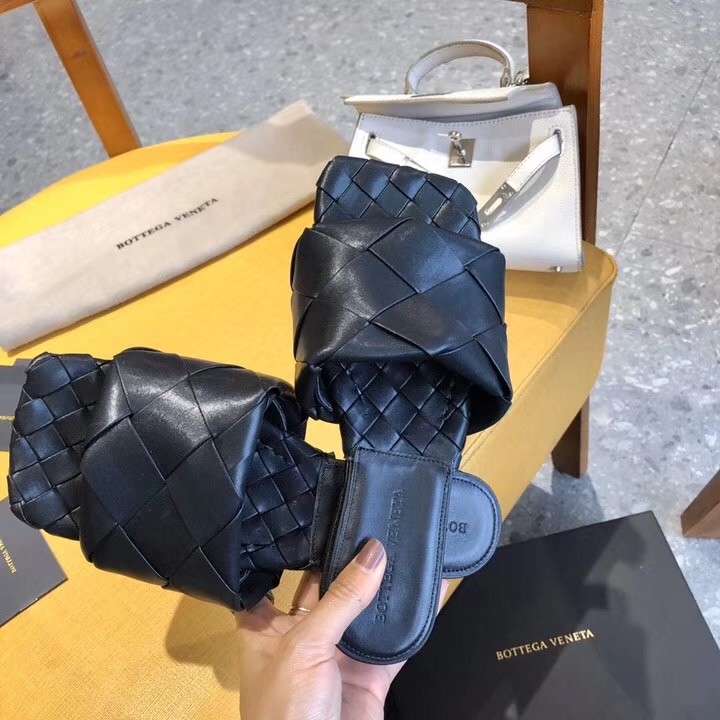 bo*te*ga Ve*ne*ta lido slides in black intreccio lambskin