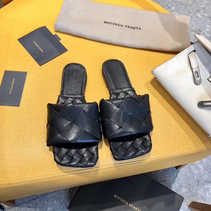 bo*te*ga Ve*ne*ta lido slides in black intreccio lambskin