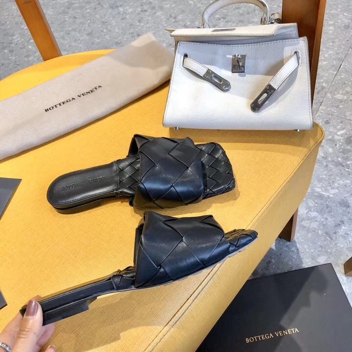 bo*te*ga Ve*ne*ta lido slides in black intreccio lambskin
