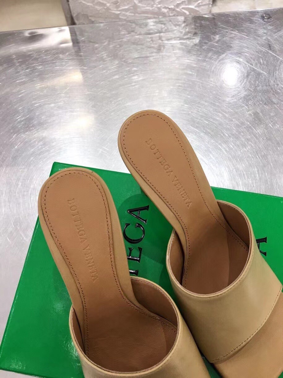 bo*te*ga Ve*ne*ta stretch mules 90mm in beige lambskin