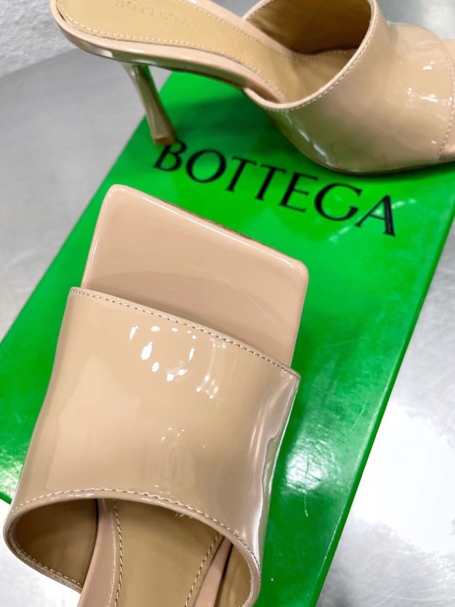 bo*te*ga Ve*ne*ta stretch mules 90mm in beige patent leather