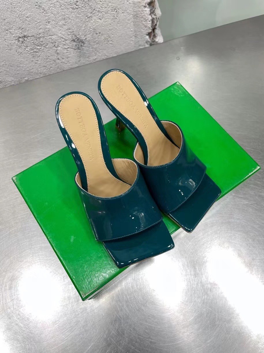 bo*te*ga Ve*ne*ta stretch mules 90mm in blue patent leather