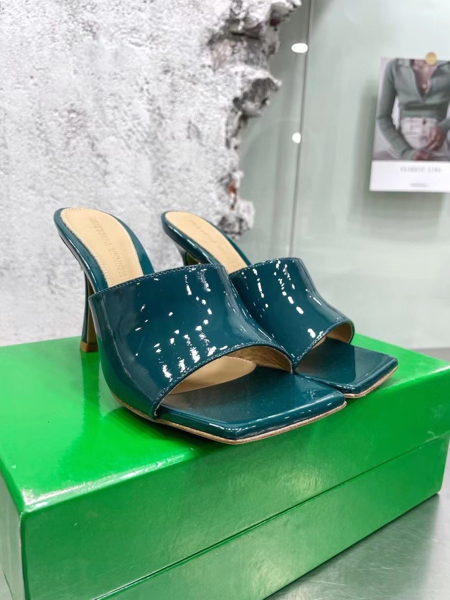 bo*te*ga Ve*ne*ta stretch mules 90mm in blue patent leather