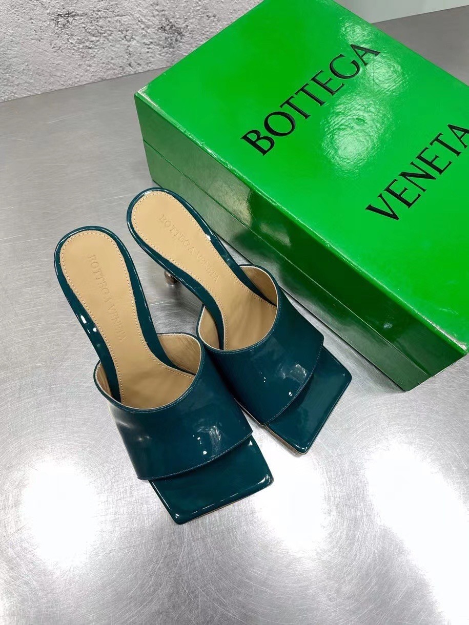 bo*te*ga Ve*ne*ta stretch mules 90mm in blue patent leather