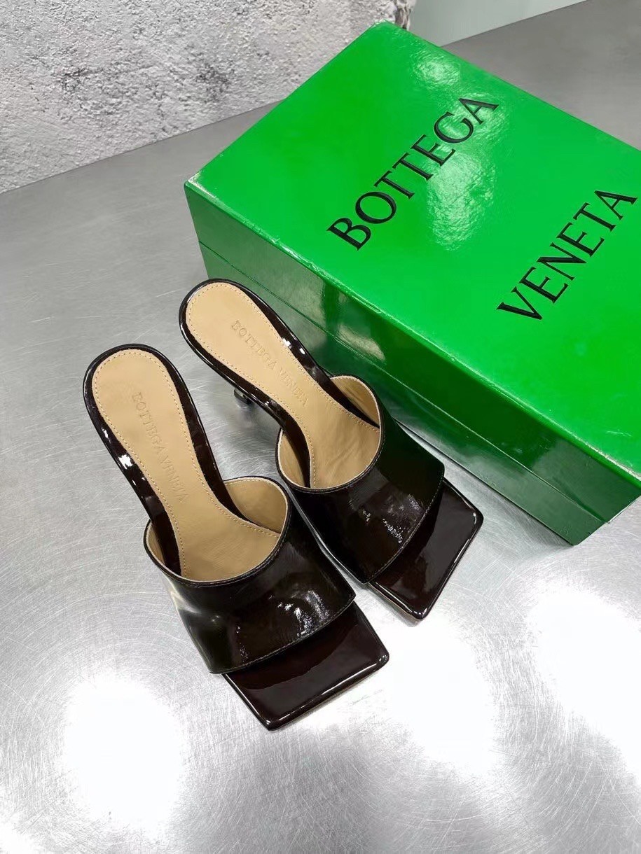 bo*te*ga Ve*ne*ta stretch mules 90mm in oxide patent leather