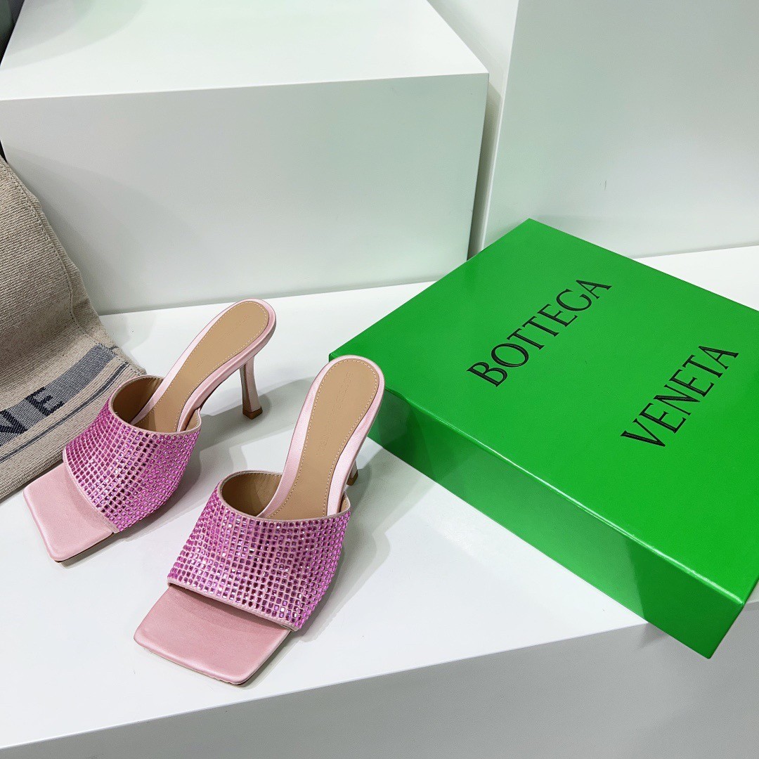 bo*te*ga Ve*ne*ta stretch mules 90mm in pink strass-embellished satin