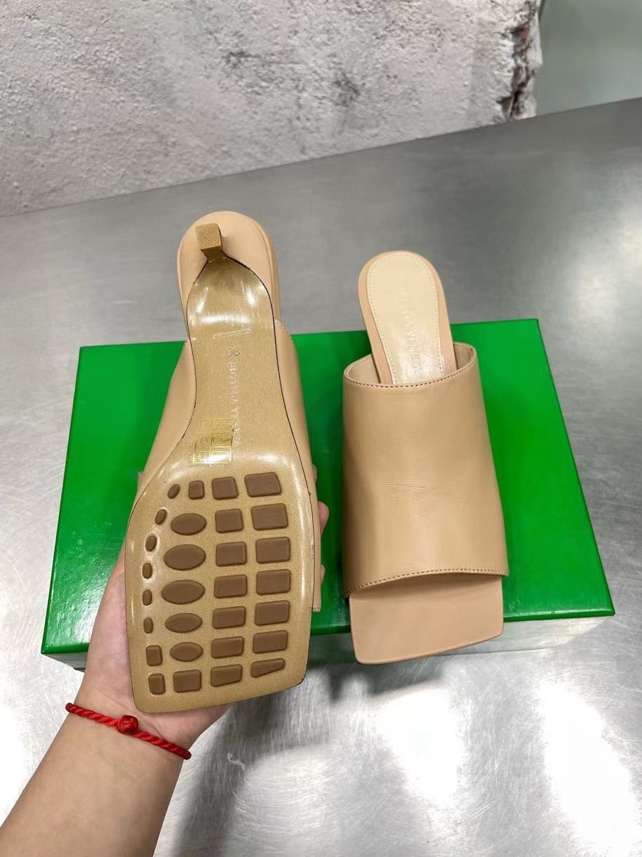 bo*te*ga Ve*ne*ta stretch mules 40mm in beige lambskin