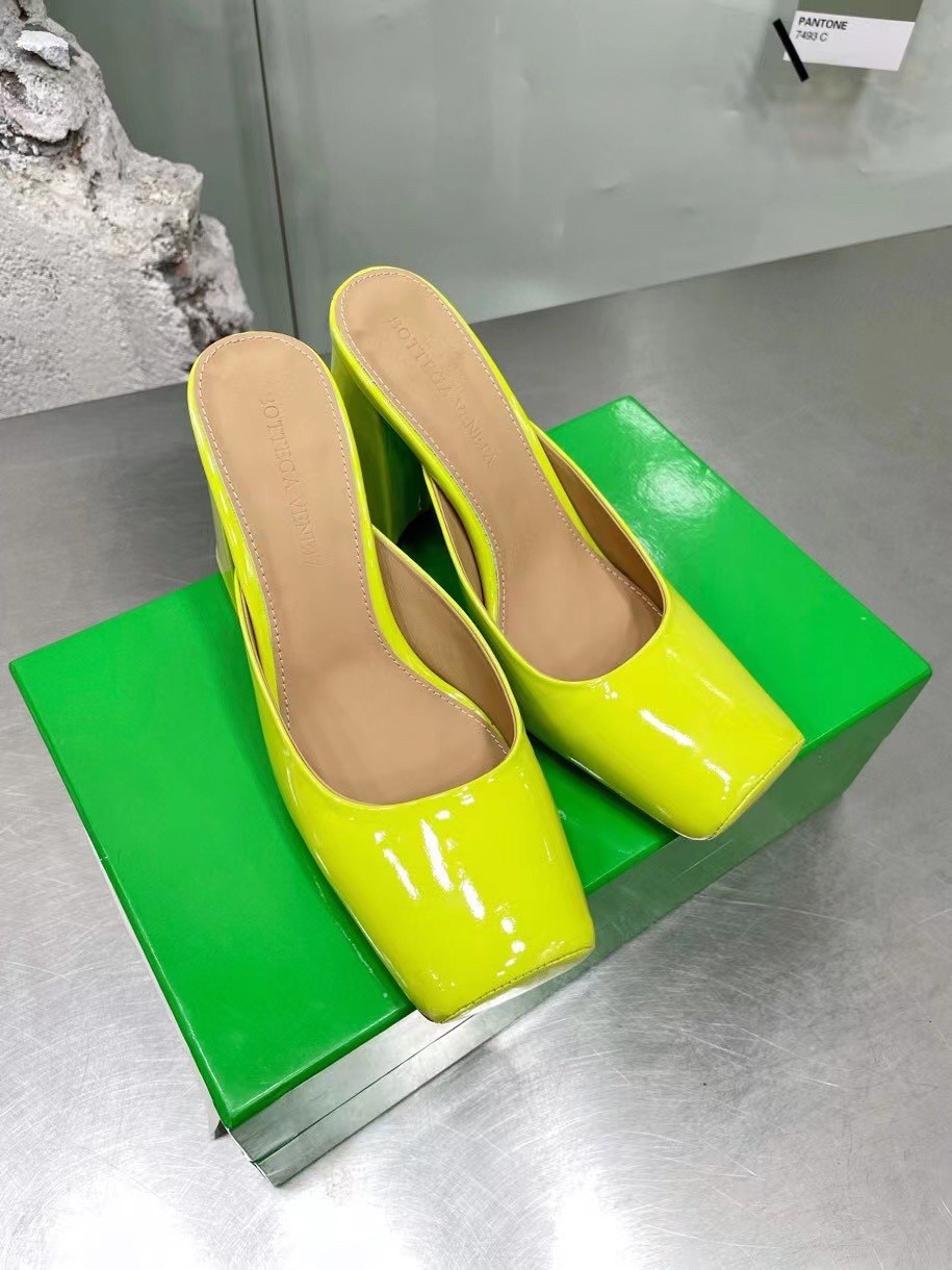 bo*te*ga Ve*ne*ta tower mules in yellow patent calfskin
