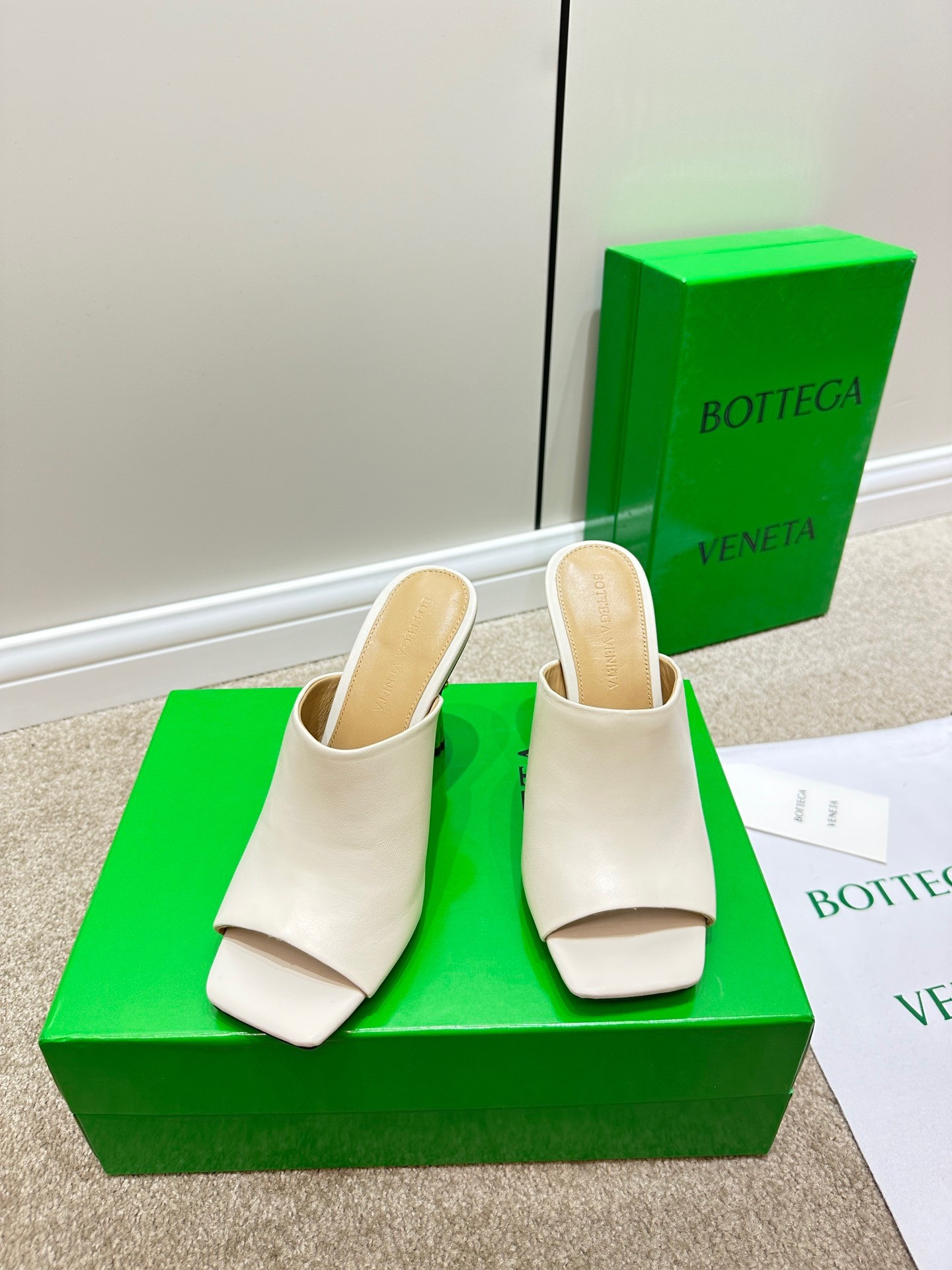 bo*te*ga Ve*ne*ta knot mules 90mm in white lambskin