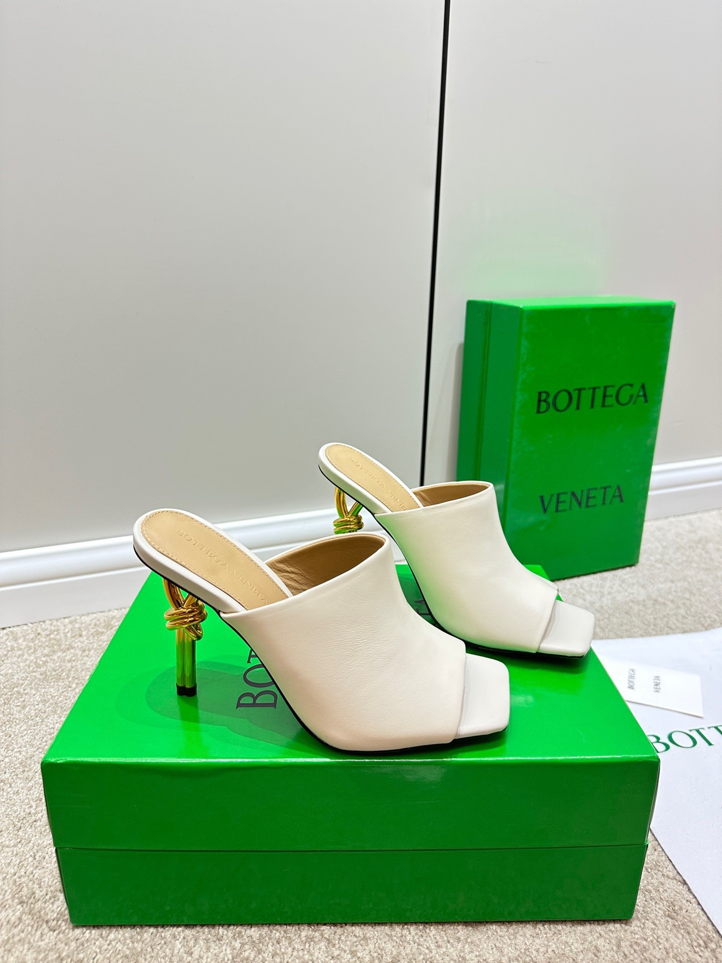 bo*te*ga Ve*ne*ta knot mules 90mm in white lambskin