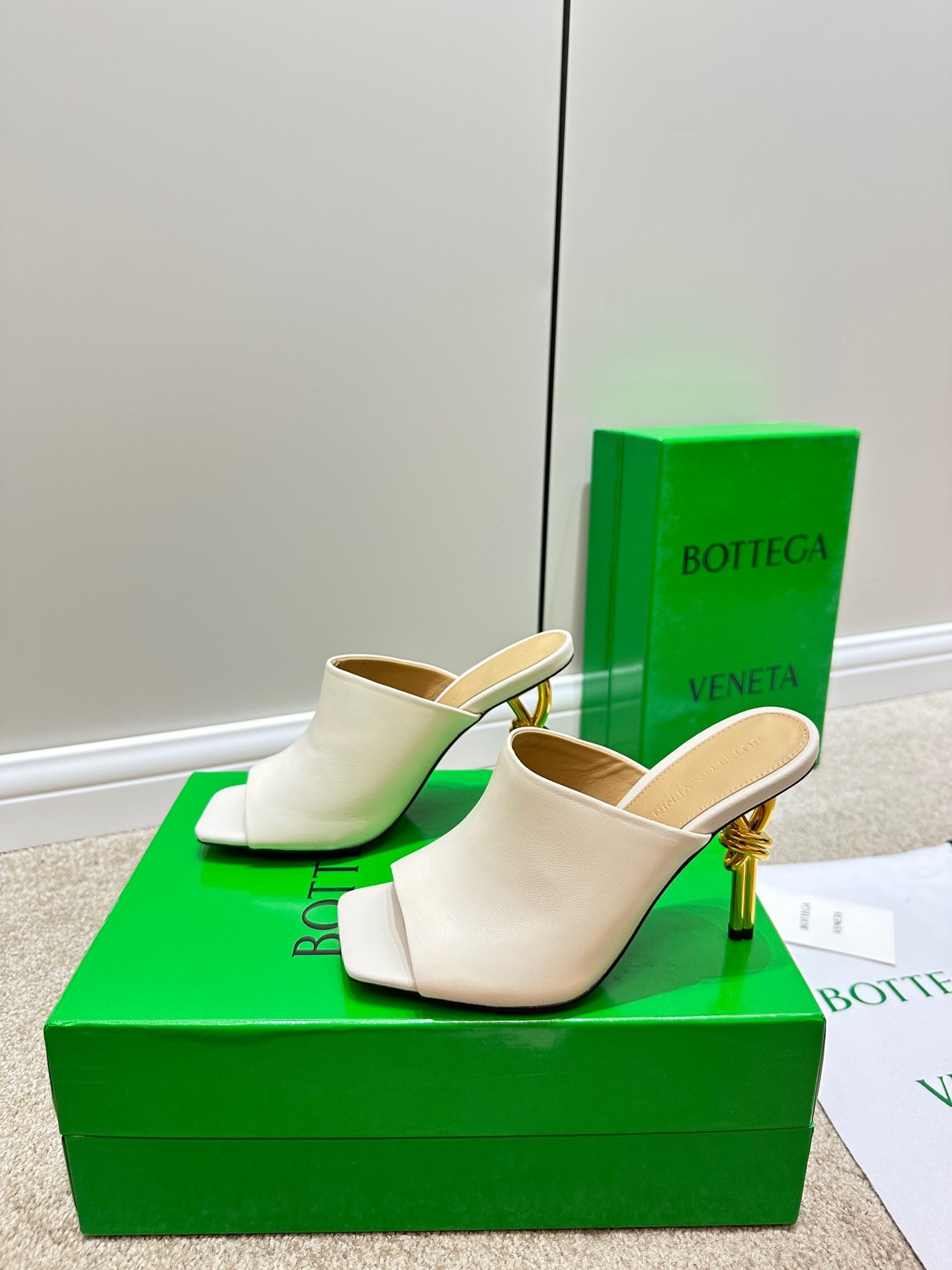 bo*te*ga Ve*ne*ta knot mules 90mm in white lambskin