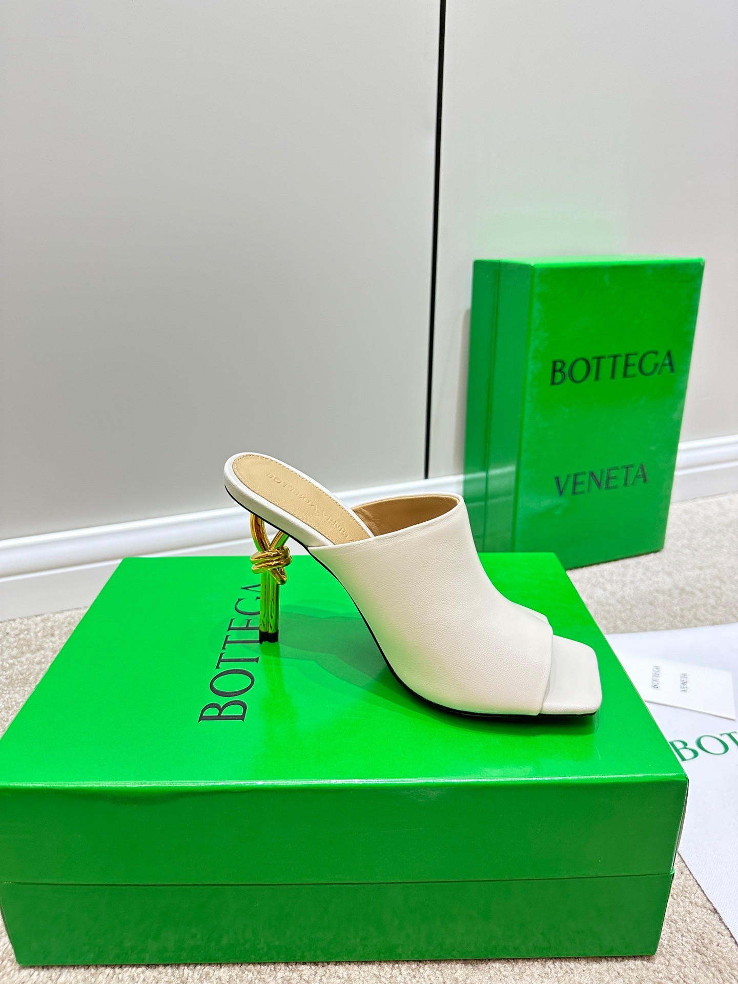 bo*te*ga Ve*ne*ta knot mules 90mm in white lambskin
