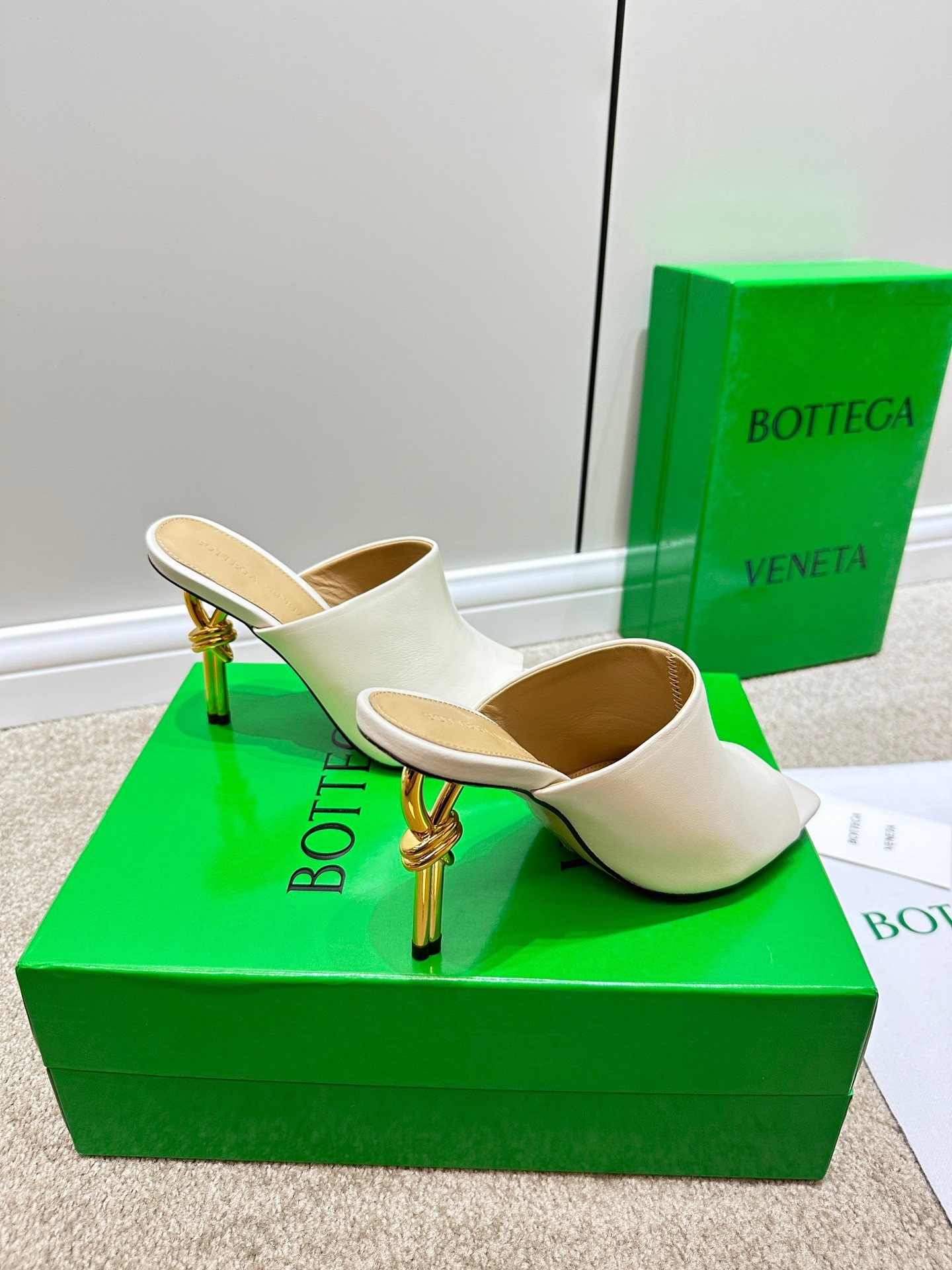 bo*te*ga Ve*ne*ta knot mules 90mm in white lambskin