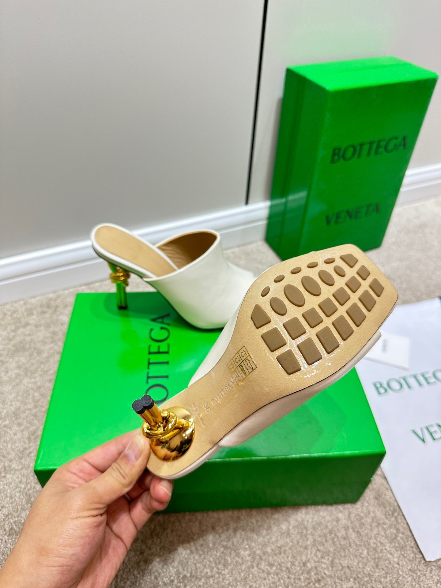 bo*te*ga Ve*ne*ta knot mules 90mm in white lambskin