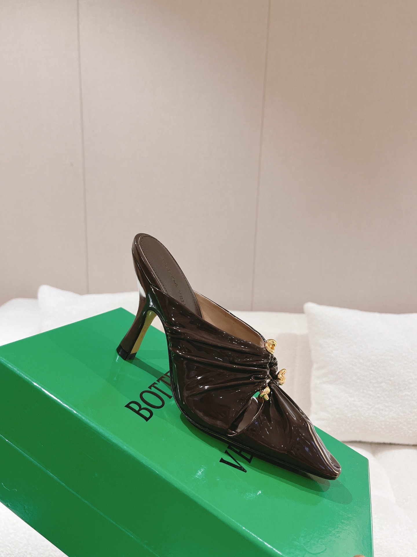 bo*te*ga Ve*ne*ta bunnie mules 90mm in fondant patent leather