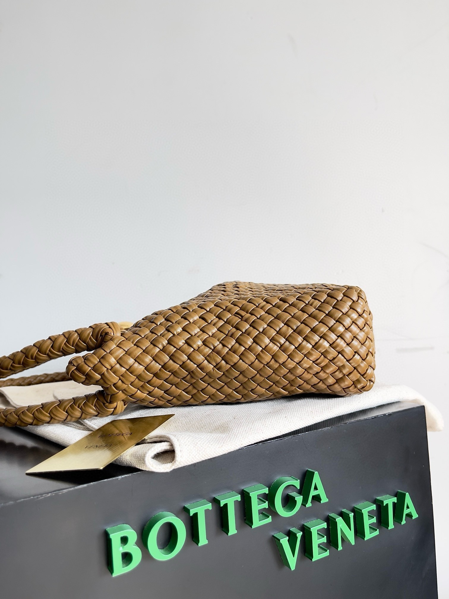 bo*te*ga Ve*ne*ta tosca bag in acorn intrecciato calfskin