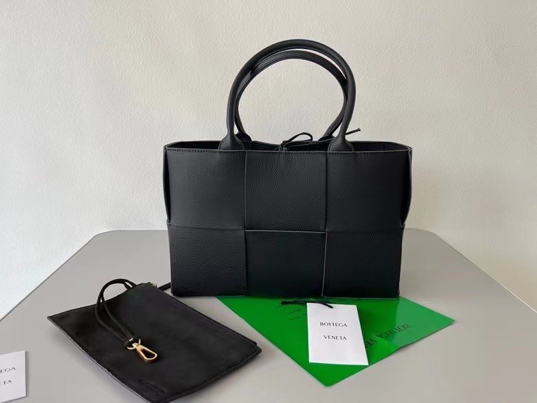 bo*te*ga Ve*ne*ta arco small tote in black grained leather