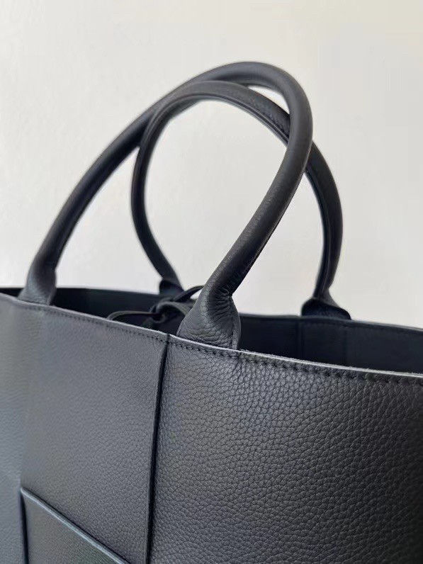bo*te*ga Ve*ne*ta arco small tote in black grained leather
