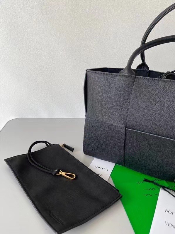 bo*te*ga Ve*ne*ta arco small tote in black grained leather