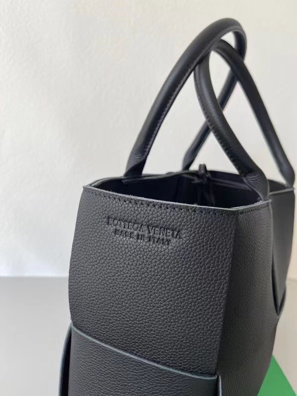 bo*te*ga Ve*ne*ta arco medium tote in black intrecciato leather
