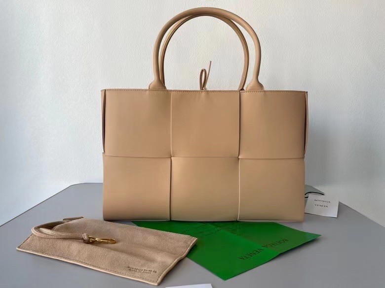 bo*te*ga Ve*ne*ta arco medium tote in beige intrecciato lambskin