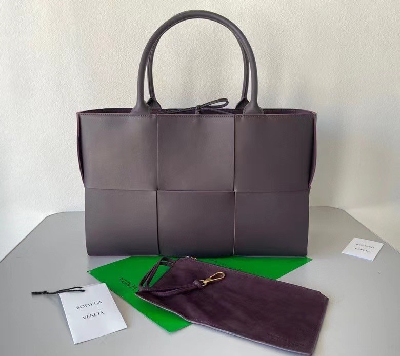 bo*te*ga Ve*ne*ta arco medium tote in fondant intrecciato lambskin