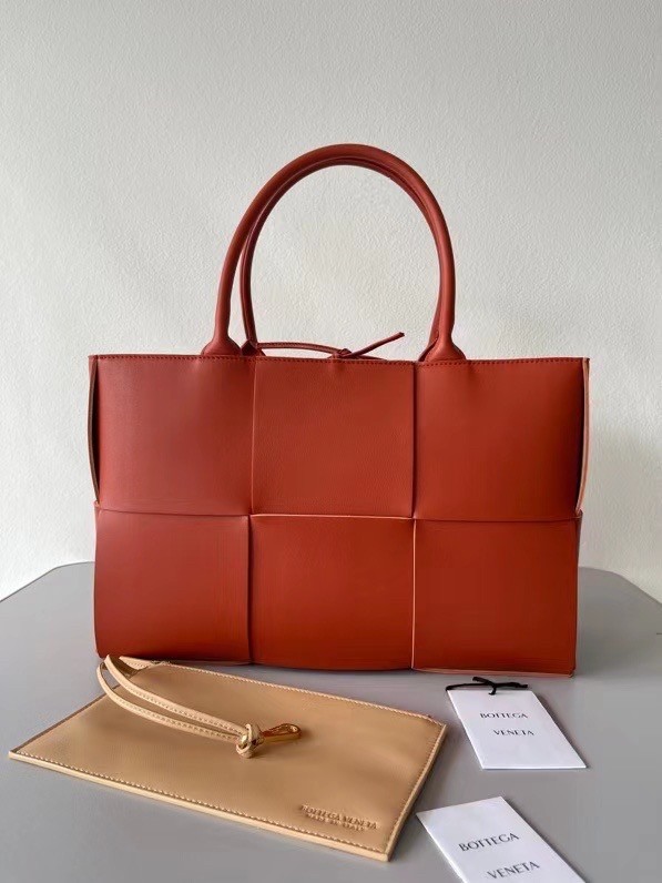 bo*te*ga Ve*ne*ta arco medium tote in maple intrecciato lambskin