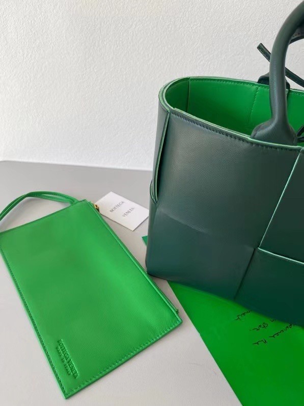 bo*te*ga Ve*ne*ta arco medium tote in raintree intrecciato lambskin
