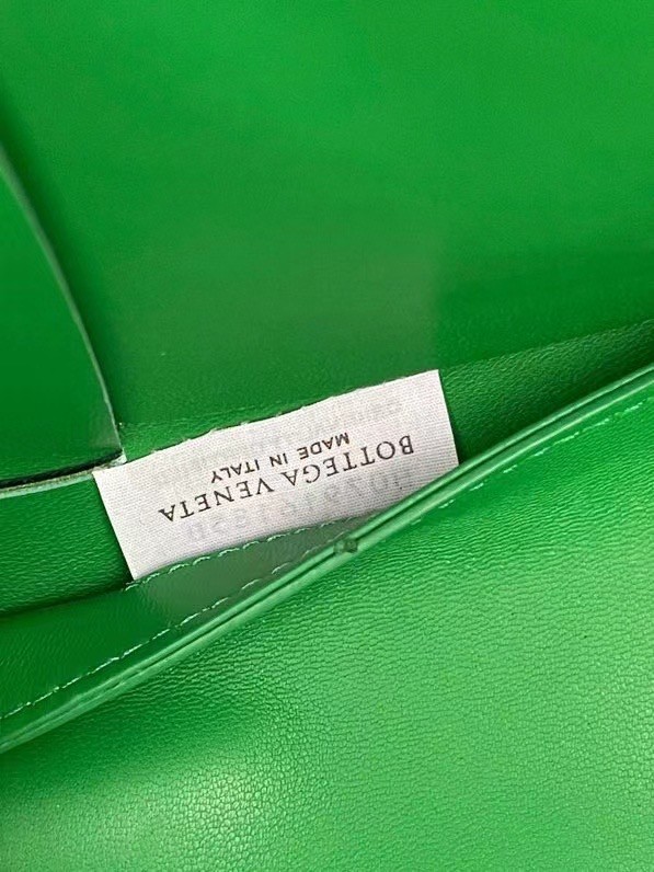 bo*te*ga Ve*ne*ta arco medium tote in raintree intrecciato lambskin