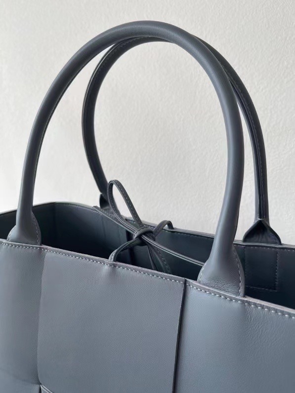 bo*te*ga Ve*ne*ta arco medium tote in thunder intrecciato lambskin