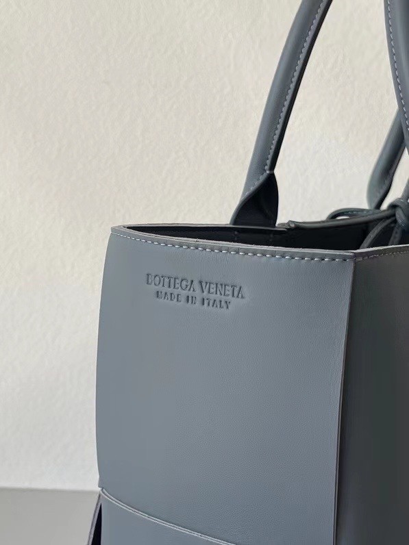 bo*te*ga Ve*ne*ta arco medium tote in thunder intrecciato lambskin